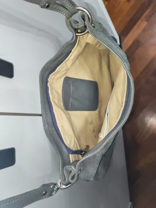 Borsa a tracolla grigia in pelle scamosciata