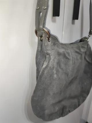 Borsa a tracolla grigia in pelle scamosciata