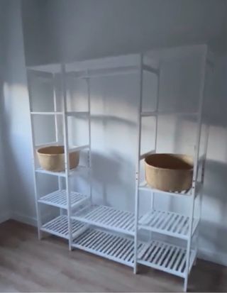 Vestidor Abierto con Estanterías en Madera