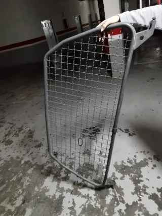 Defensa delantera de coche Ssang yong metálica.