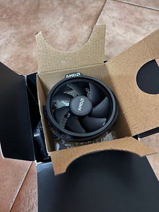 Caja AMD Ryzen 5 + disipador de origen