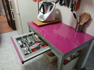 Mesa de cocina cristal rosa y gris