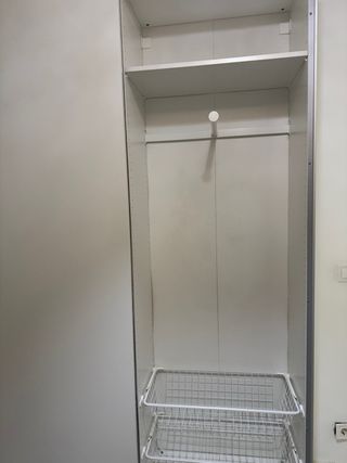 Armario modular blanco con puertas correderas