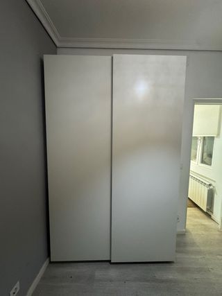 Armario modular blanco con puertas correderas
