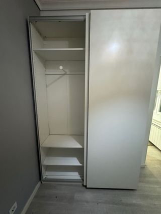 Armario modular blanco con puertas correderas