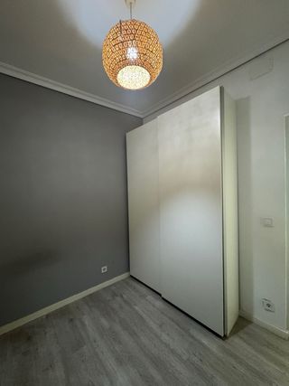 Armario modular blanco con puertas correderas