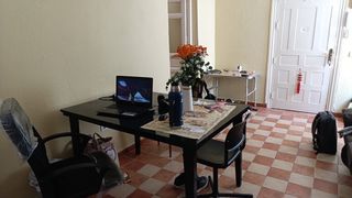 Mesa de comedor negra de madera