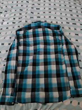 Camisa a cuadros azul y negra