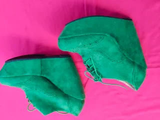 Zapatos de cuña verdes