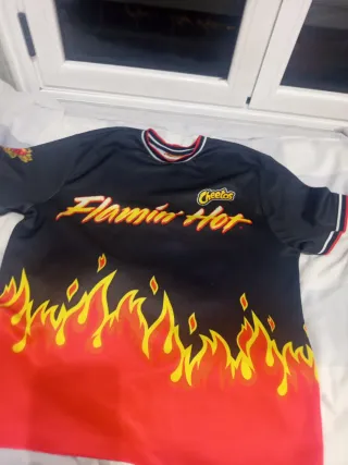 Camiseta Cheetos Flamin' Hot Negra y Roja