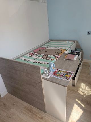 Cama alta con escritorio y almacenaje