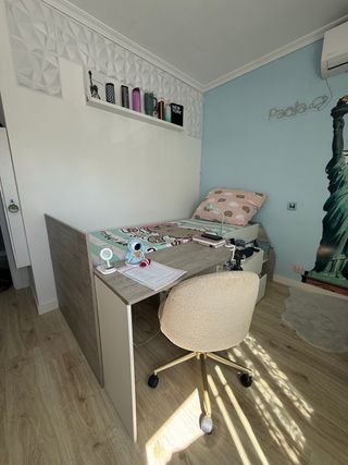 Cama alta con escritorio y almacenaje