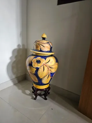 Jarrón de cerámica azul y amarillo