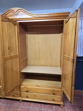 Armario clásico de madera