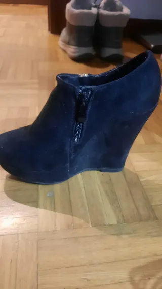 Botines de cuña negros