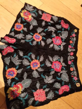 Pantalón corto negro bordado flores