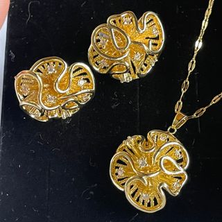 Conjunto Aço Inoxidável Brinco e Colar Dourado