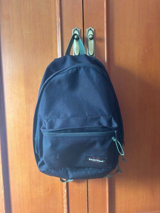 Mochila Eastpak negra con detalles verdes