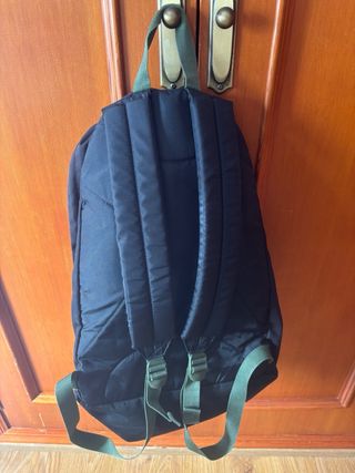 Mochila Eastpak negra con detalles verdes