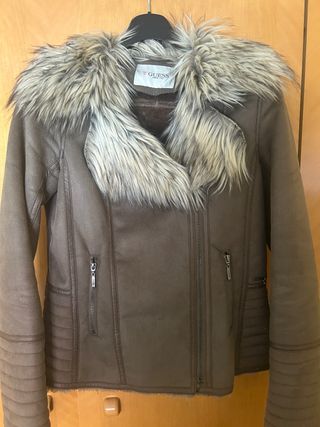 Chaqueta Guess con cuello de pelo