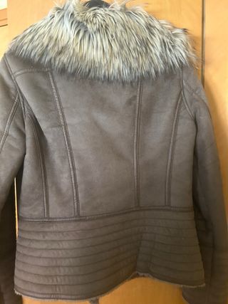 Chaqueta Guess con cuello de pelo