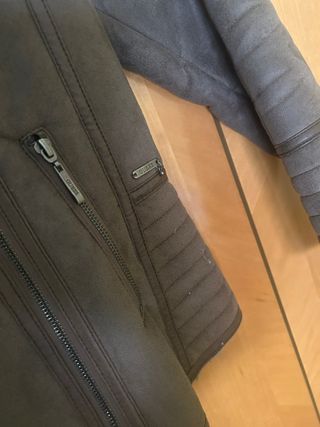 Chaqueta Guess con cuello de pelo