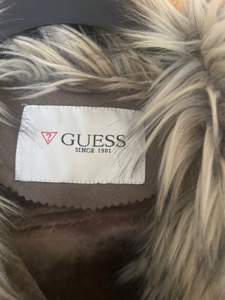 Chaqueta Guess con cuello de pelo