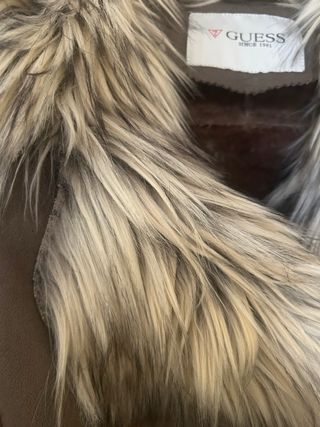 Chaqueta Guess con cuello de pelo