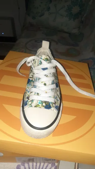 Zapatillas florales blancas y azules