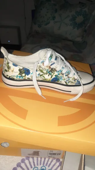 Zapatillas florales blancas y azules