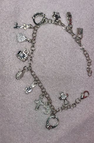 Pulsera con dijes plateados