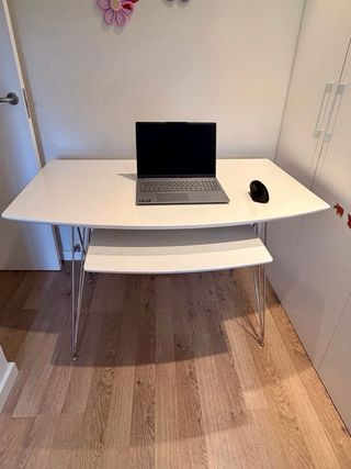 Escritorio blanco diseño madera en blanco