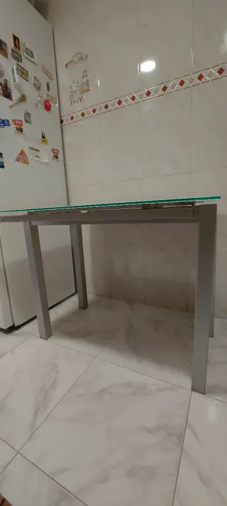 Mesa de cocina cristal y metal gris