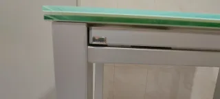 Mesa de cocina cristal y metal gris