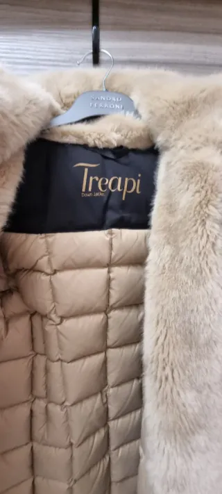 Piumino Treapi nero con cappuccio in pelliccia