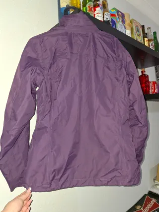 Chaquetón morado impermeable