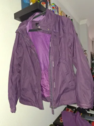Chaquetón morado impermeable