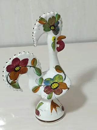 Figura de porcelana gallo de la suerte.