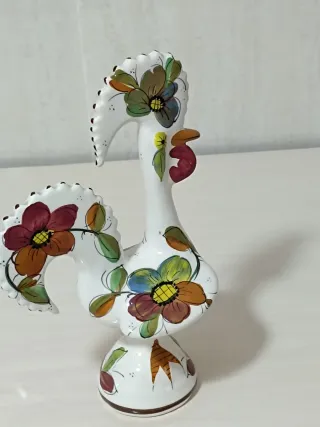 Figura de porcelana gallo de la suerte.