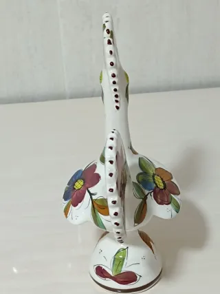 Figura de porcelana gallo de la suerte.