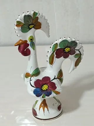 Figura de porcelana gallo de la suerte.
