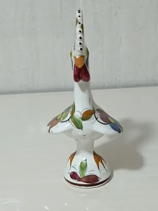 Figura de porcelana gallo de la suerte.