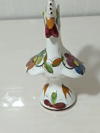 Figura de porcelana gallo de la suerte.