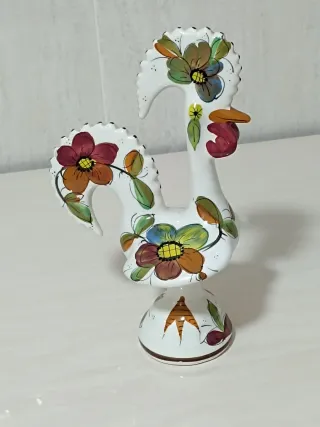 Figura de porcelana gallo de la suerte.
