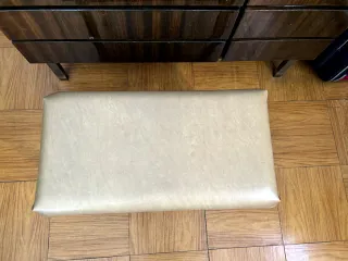 Reposapiés acolchado madera y tela