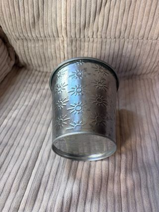 Maceta metálica decorada con soles