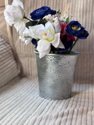 Maceta metálica decorada con soles