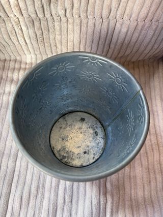 Maceta metálica decorada con soles