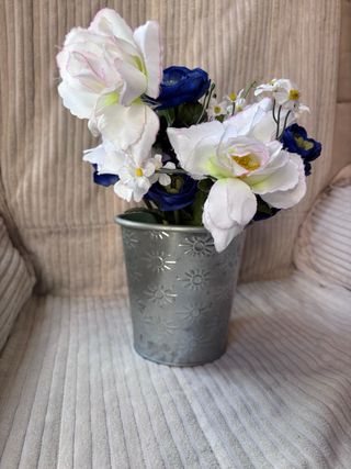 Maceta metálica decorada con soles