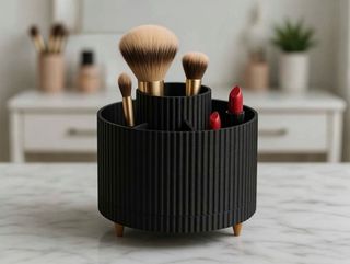 Organizador de maquillaje negro y dorado